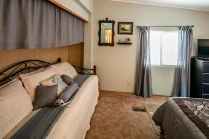 1 dormitorio con cama y ventana en Yosemite Cabin en Wawona