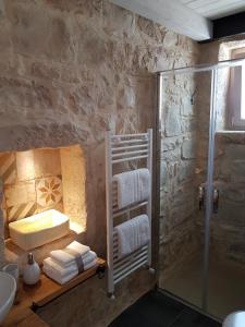 bagno con doccia, lavandino e asciugamani di A Staccia a Ragusa