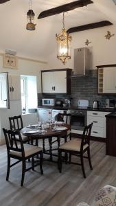A kitchen or kitchenette at Swallows Cottage