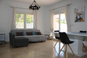 sala de estar con sofá y mesa en Lidia LOCDENIA, en Els Poblets