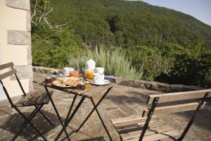 a picnic table with food and drinks on a balcony at Casa Rural Los Patos in Hermigua