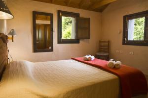 a bedroom with a bed with two towels on it at Casa Rural Los Patos in Hermigua