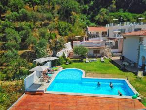 - une vue aérienne sur une piscine dans une maison dans l'établissement Appartamenti Borgo Panoramico N 4, à Tropea