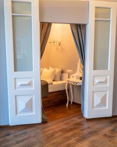 Habitación con cama y puerta que conduce a un dormitorio. en Apartment Old Brest, en Brest