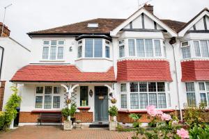 una casa con techo rojo en Bay Tree House Bed & Breakfast, en Barnet