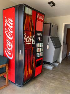 WaldronにあるSouthern Nights Motelのコカコーラの自動販売機、冷蔵庫