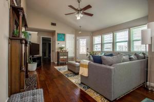 uma sala de estar com um sofá e uma ventoinha de tecto em Comfortable, Family and Business Friendly 2BD/2BA House in North Austin em Austin