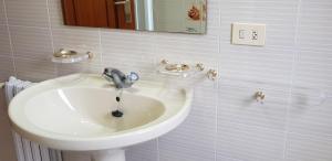 ein Badezimmer mit einem weißen Waschbecken und einem Spiegel in der Unterkunft Edificio Zoqueiro in San Cosme de Barreiros + 59 Fotos