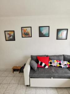 sala de estar con sofá blanco y negro en appartement vue sur mer, en Saint-Jean-de-Monts