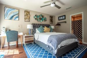 Uma cama ou camas num quarto em Comfortable, Family and Business Friendly 2BD/2BA House in North Austin
