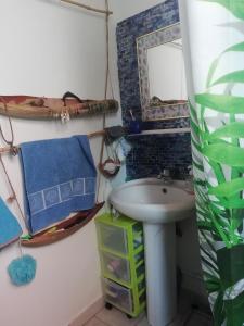 Een badkamer bij Chambre d'hôte la Calebasse