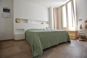 - une table verte dans une chambre avec fenêtre dans l'établissement Il Galletto bb, à Patù