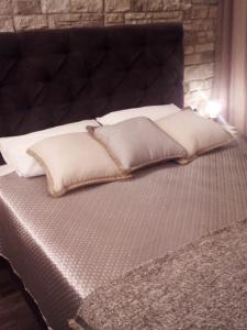 - un lit avec 2 oreillers dans l'établissement Lux Studio 1, à Athènes