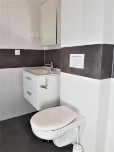 Koupelna v ubytování Apartamenty Tęczowa 14 Sarbinowo + 37 fotografií