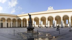 a building with a statue in the middle of a courtyard at Appartamento Scarlatti in Trapani