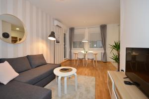 a living room with a couch and a table at Kraljev Park sa parking mestom in Novi Sad