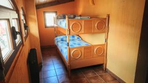 two bunk beds in a small room with a window at Ático en la Plaza Mayor in Cuenca