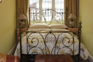 A bed or beds in a room at Bay Tree House Bed & Breakfast 