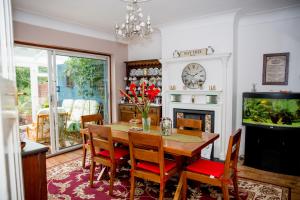 uma sala de jantar com uma mesa e um aquário em Bay Tree House Bed & Breakfast em Barnet