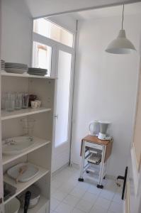 una cocina con estanterías blancas y una ventana en Maison Chêne Liège, en Maureillas