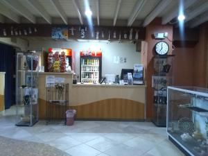 una tienda con un mostrador con un reloj en la pared en Hopi Cultural Center, en Shongopovi