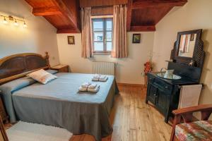 A bed or beds in a room at Casa de Aldea el Ferreirón