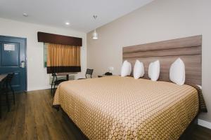 Postel nebo postele na pokoji v ubytování Palace Inn- Louetta