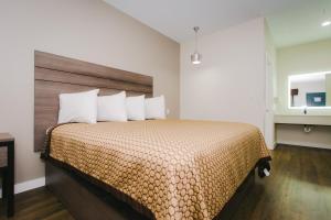 Postel nebo postele na pokoji v ubytování Palace Inn- Louetta