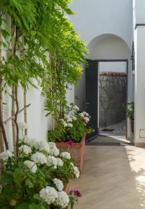 um pátio com flores e plantas num edifício em Capri Dreaming em Anacapri