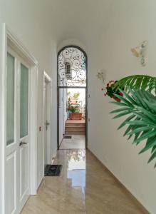 an entry way with an archway and a door with a plant at Capri Dreaming in Anacapri