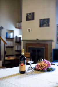 una botella de vino sentada en una mesa con una copa en I Medici in Podestà, en Florencia