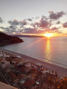 una vista aerea di una spiaggia al tramonto di Da zio Michele a Scilla