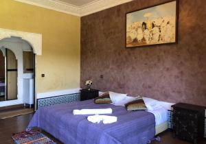 Giường trong phòng chung tại Riad Hamdani