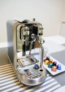 Una cafetera encima de una mesa en SHINJUKU 5-ROOM Family house, en Tokio