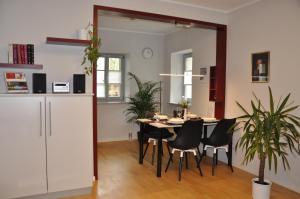 een keuken en eetkamer met een tafel en stoelen bij Haus Constantin in Weimar