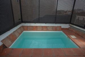 Basen w obiekcie Casas de Sevilla - Casa Sevillana Harinas26 lub w pobliżu