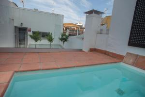 basen na podwórku domu w obiekcie Casas de Sevilla - Casa Sevillana Harinas26 w Sewilli