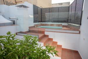 Basen w obiekcie Casas de Sevilla - Casa Sevillana Harinas26 lub w pobliżu