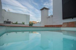 セビリアにあるCasas de Sevilla - Casa Sevillana Harinas26の建物前の水のプール