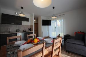 Kuchnia lub aneks kuchenny w obiekcie ApartDębki