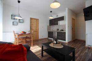 Kuchnia lub aneks kuchenny w obiekcie ApartDębki
