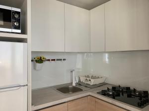 Kuchyň nebo kuchyňský kout v ubytování LunaSky Biograd Mobile Home