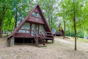 ein kleines Haus mitten im Wald in der Unterkunft Domki jak PRLu w Camp LIPNO in Stęszew