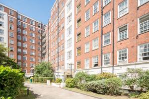 a row of tall brick buildings in a city at Homm - Hyde park 2 bedroom flat in London