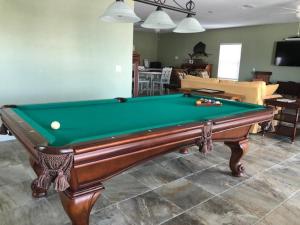Meja biliard di Amy's Beach House