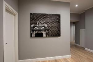 een foto aan een muur in een kamer bij Dante Maison de Prestige in Napels
