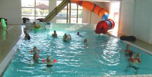 Bazén v ubytování Thorsminde Camping & Cottages nebo v jeho okolí