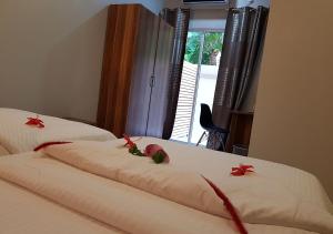 Postel nebo postele na pokoji v ubytování Omadhoo Inn