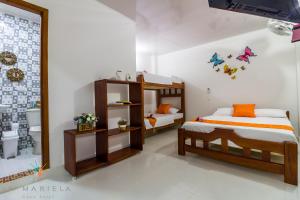 En eller flere senger på et rom på Casa Hotel La Mariela