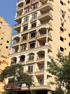 開羅的住宿－Apartment in Mohandesin (Families Only)，一座高大的建筑,旁边设有阳台